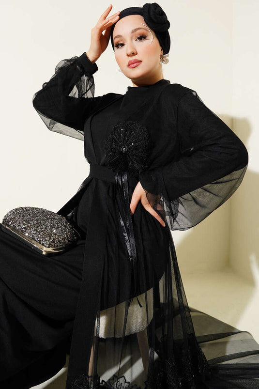 Abaya en tulle noir ornée d'un emblème