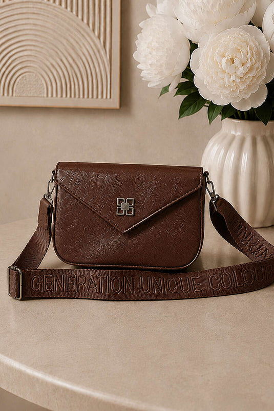 Sac à bandoulière avec inscription et détails en armature, couleur marron foncé