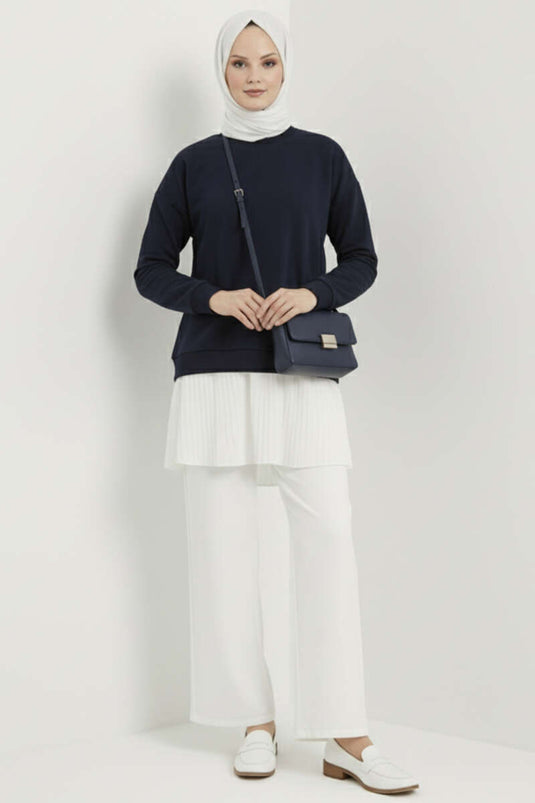 سترة زرقاء داكنة مع تنورة سفلية مطوية وشعار