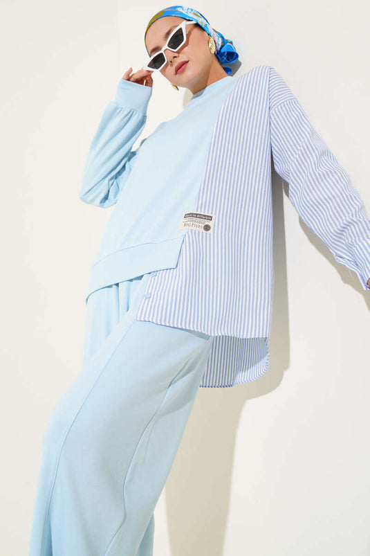 بدلة زرقاء مكونة من قطعتين مزينة بخطوط وشعار