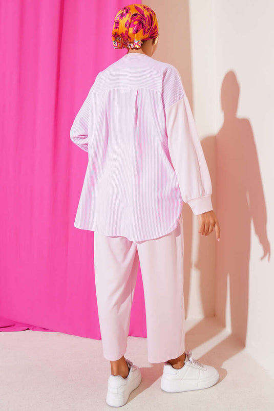 بدلة مكونة من قطعتين مزينة بشعار مخطط باللون الوردي