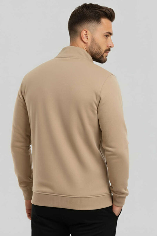 كارديجان رجالي بيج اللون مزين بشعار وسحاب.