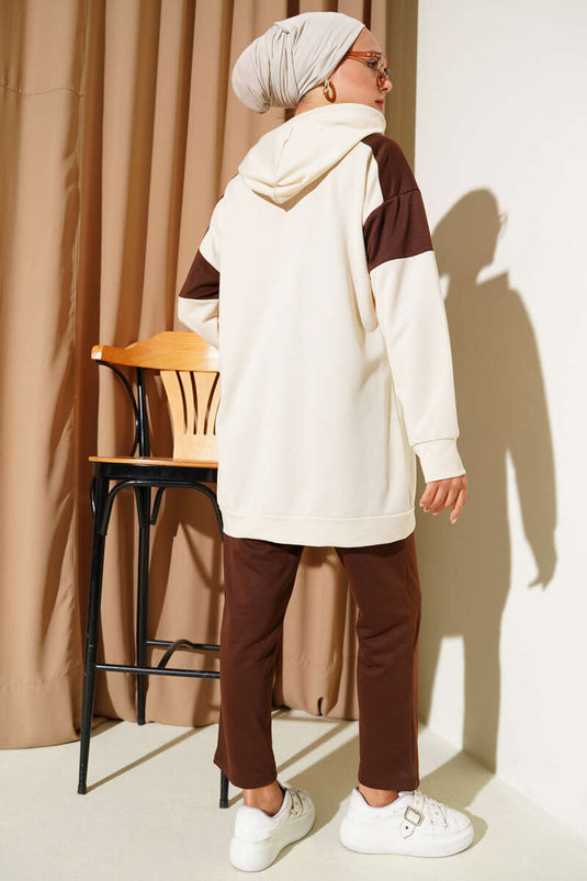 بدلة Emblem المكونة من قطعتين ذات غطاء رأس باللون البني