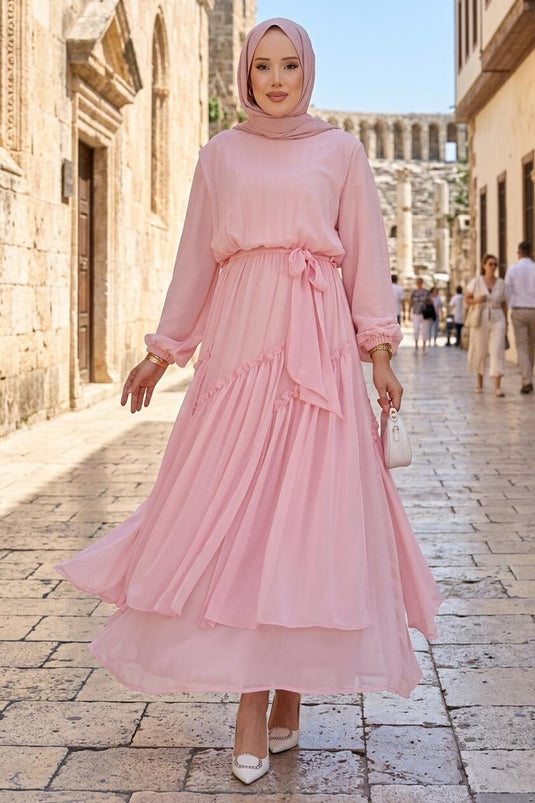 Robe en chiffon avec détails asymétriques à volants couleur poudre