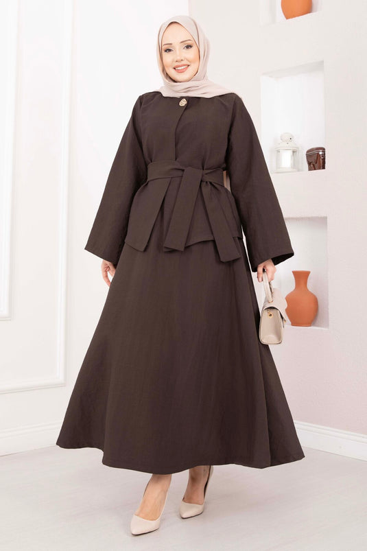 Ensemble jupe et veste asymétrique avec ceinture et boutons dorés, couleur café