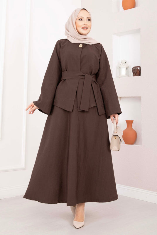 Ensemble jupe et veste asymétrique avec ceinture et boutons dorés, couleur café