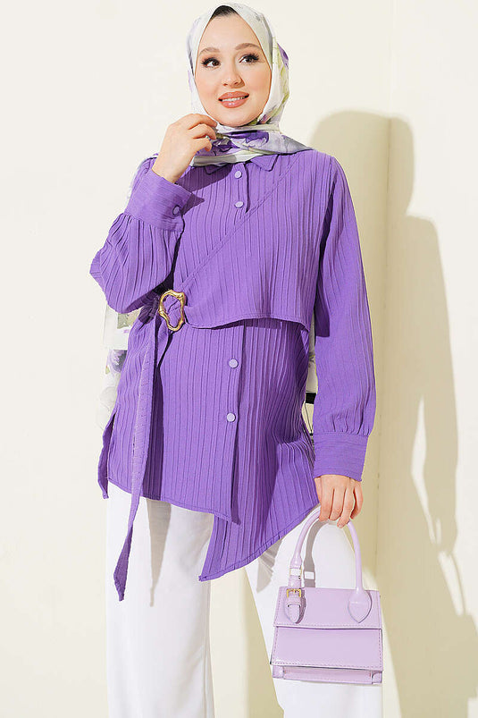 Camisa Lila Con Detalles De Hebilla De Oro Asimétrica