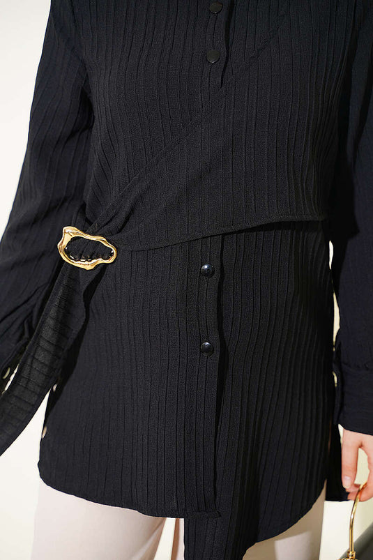 Zwarte Asymmetrische Blouse Met Gouden Gesp Detail