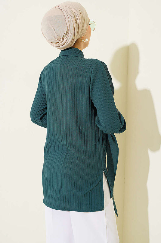 Asymmetrisches Smaragdshirt Mit Goldknopf-Details