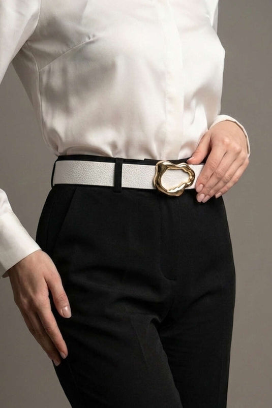 Ceinture blanche à boucle dorée asymétrique