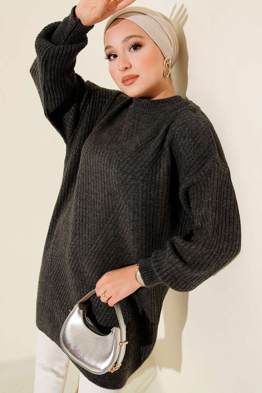 Asymmetrische Stricktunika Mit Prägung Und Streifen In Rauchgrau