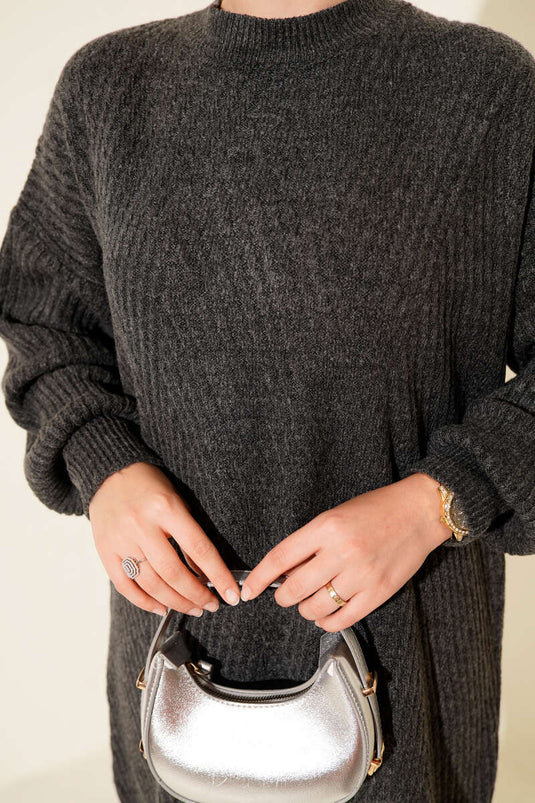 Asymmetrische Stricktunika Mit Prägung Und Streifen In Rauchgrau