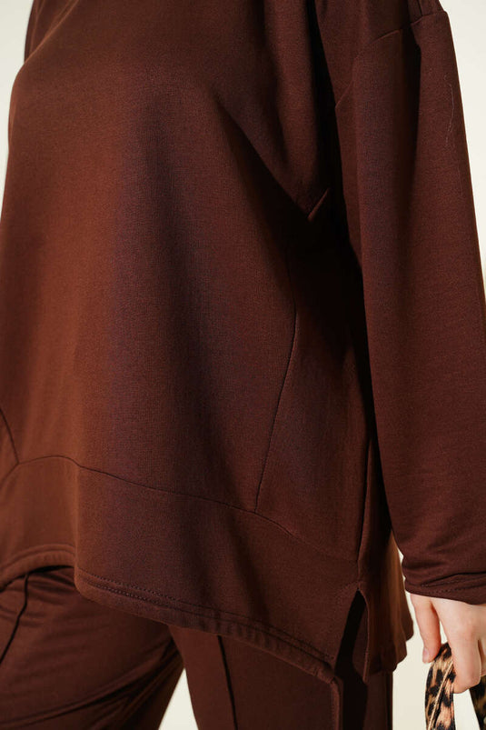 Completo doppio con scollo a girocollo e taglio asimmetrico, colore castagna