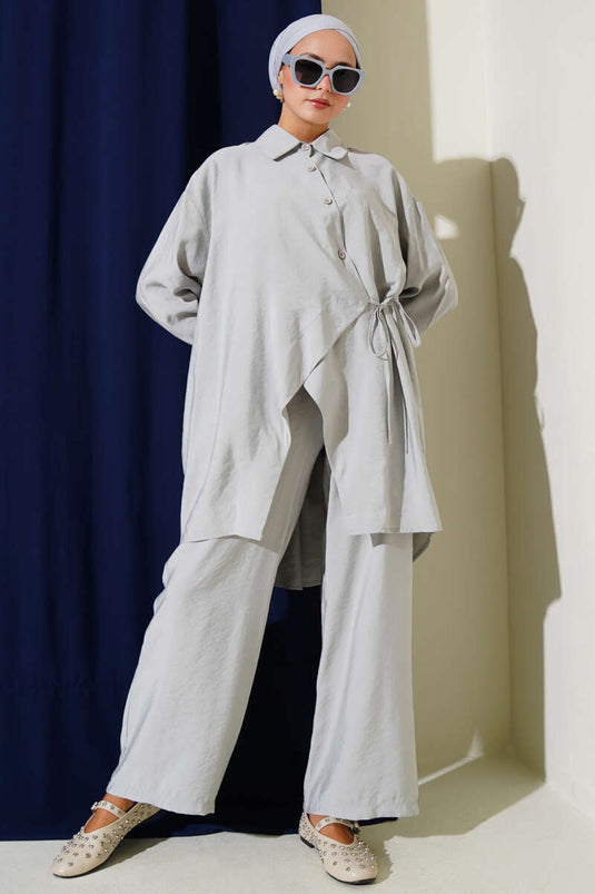 Costume deux pièces gris à coupe asymétrique et cordon de serrage