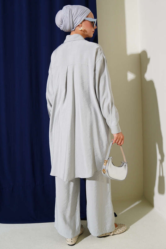 Costume deux pièces gris à coupe asymétrique et cordon de serrage