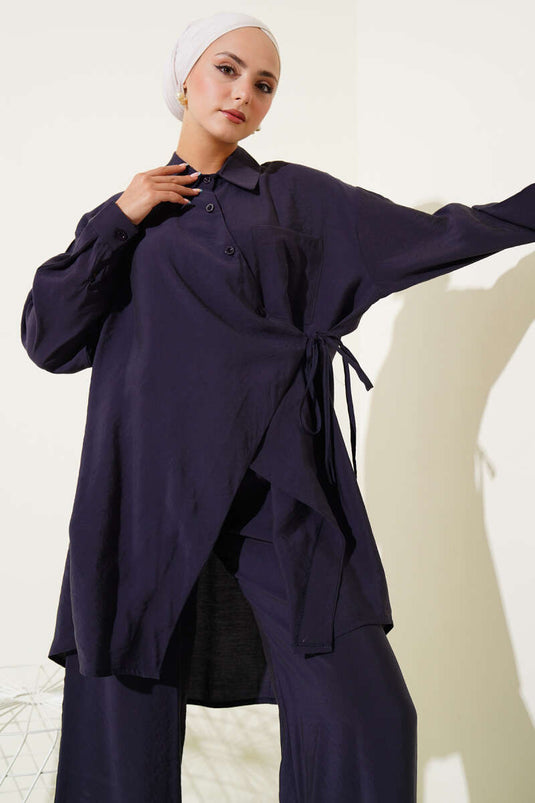 Costume deux pièces bleu marine à coupe asymétrique et cordon de serrage