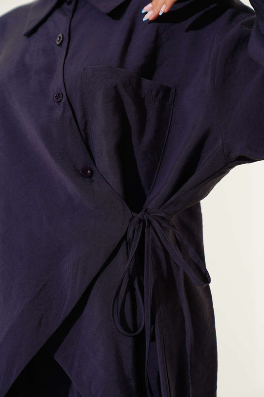 Costume deux pièces bleu marine à coupe asymétrique et cordon de serrage