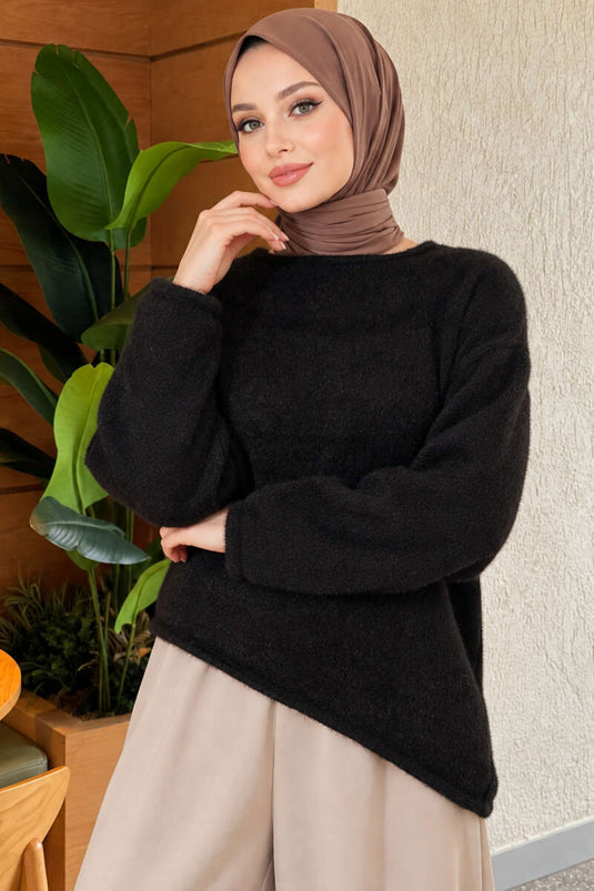 كنزة سوداء غير متساوية المقاس مع ياقة عالية