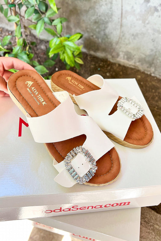 Chaussons à boucle unique et coupe asymétrique écru