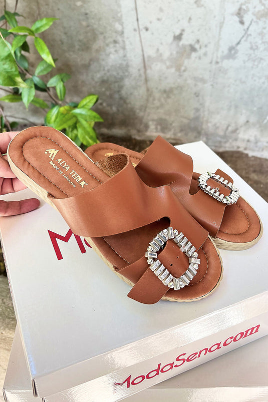 Chaussons à boucle unique et coupe asymétrique, couleur beige