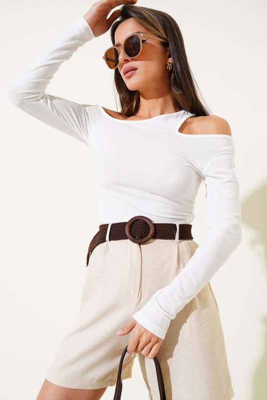 بلوزة بتفاصيل أكتاف غير متماثلة بلون البيج الفاتح
