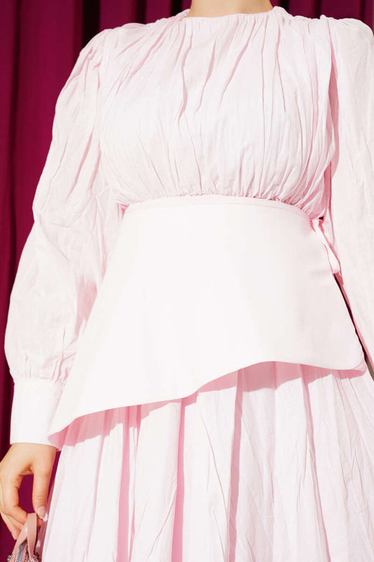 Robe rose asymétrique à panneaux froissés