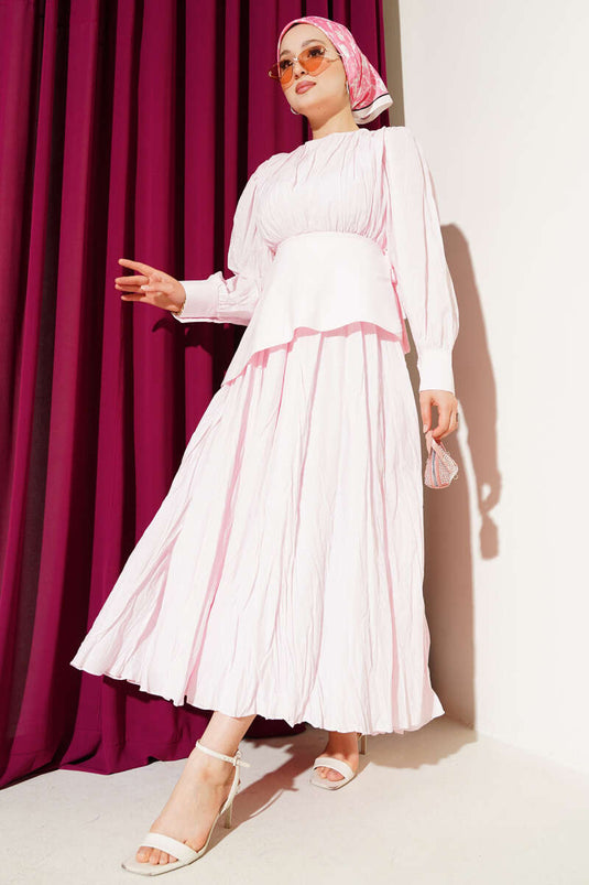 Robe rose asymétrique à panneaux froissés