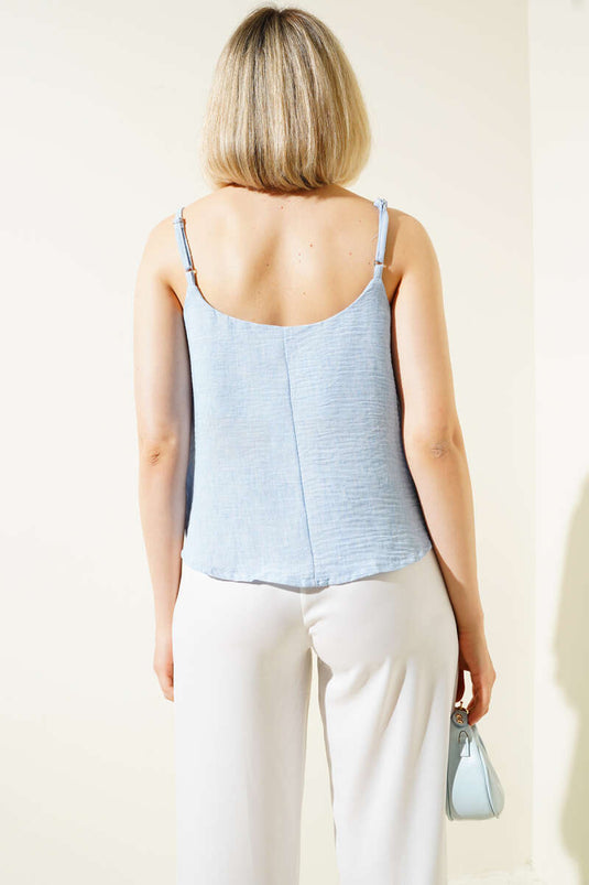 بلوزة زرقاء بدون حمالات