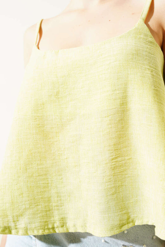 بلوزة خضراء بدون حمالات