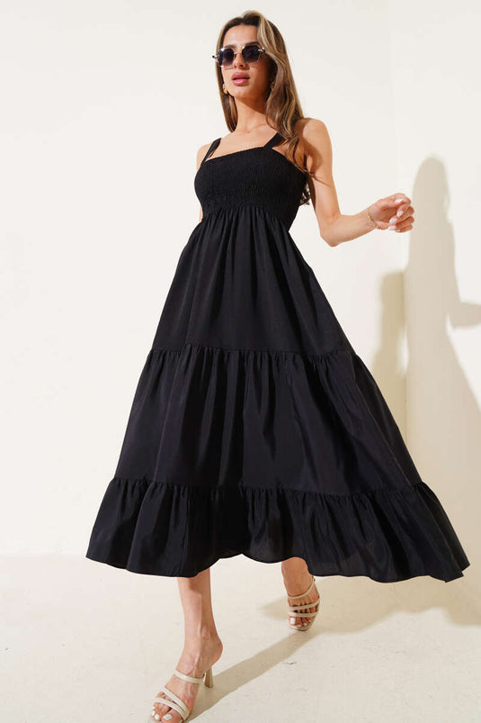 Robe à bretelles avec ornement sur le devant, noire