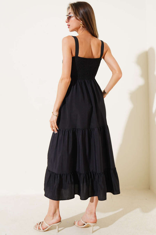 Robe à bretelles avec ornement sur le devant, noire