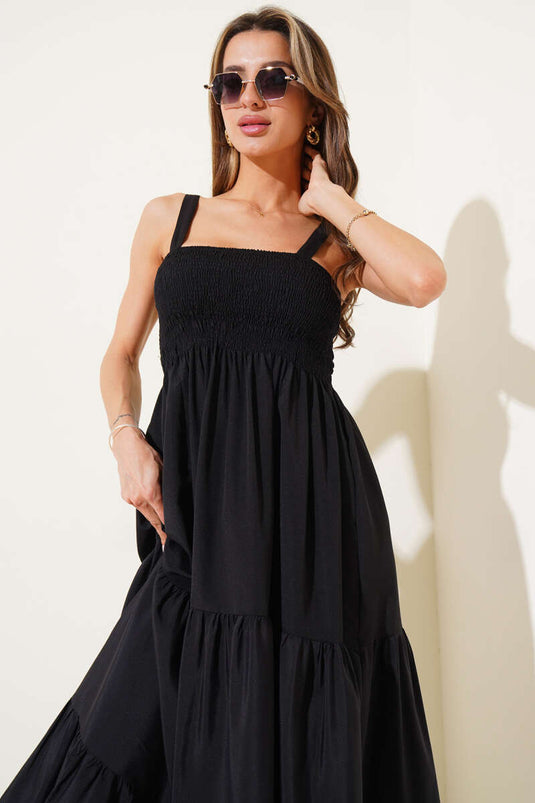 Robe à bretelles avec ornement sur le devant, noire