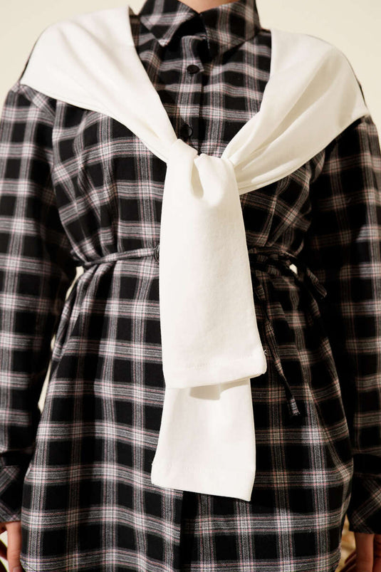 Chemise à carreaux avec détails en écharpe noire