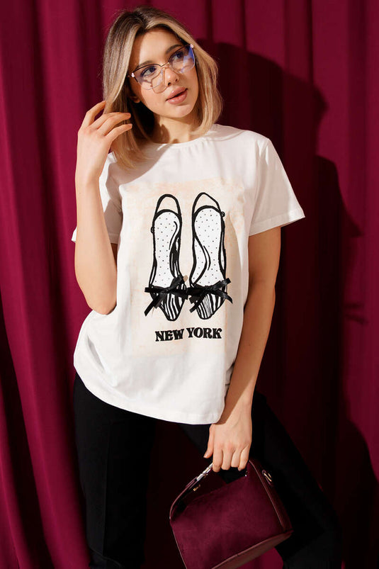 قميص بطبعة شكل حذاء بلون عاجي