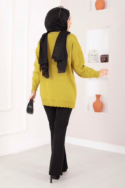 كنزة صوفية مزينة بنقشة البقلاوة وتفاصيل كرات صغيرة باللون الأخضر الزيتي