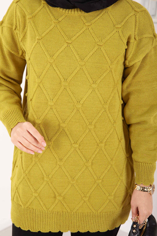 كنزة صوفية مزينة بنقشة البقلاوة وتفاصيل كرات صغيرة باللون الأخضر الزيتي