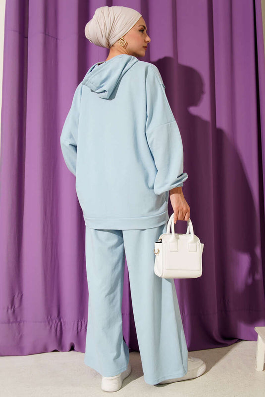 Conjunto informal de dos piezas con capucha y emblema de equilibrio en azul bebé