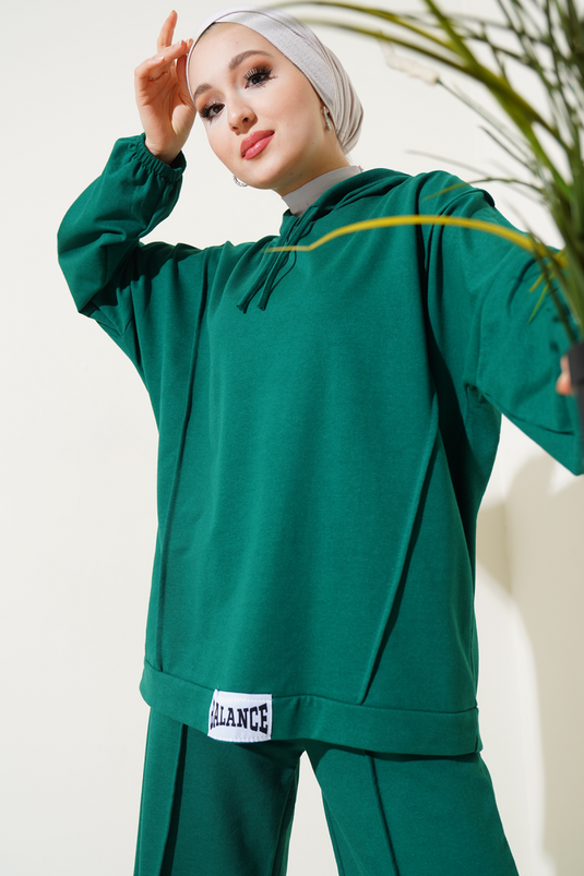 Completo due pezzi ampio con cappuccio ricamato Balance, color smeraldo