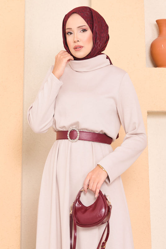 Robe hijab à col roulé et taille plissée beige