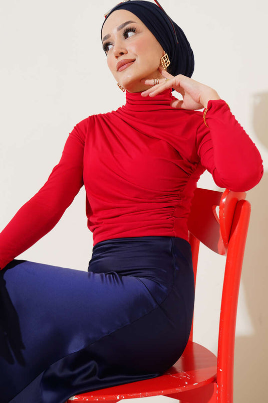بلوزة مطوية ذات رقبة مدورة باللون الأحمر
