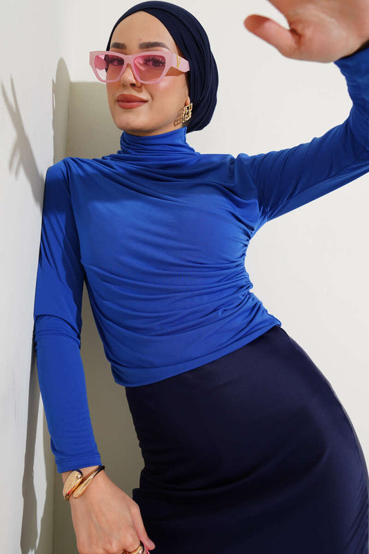 بلوزة مطوية بياقة مدورة باللون الأزرق الساكسوني