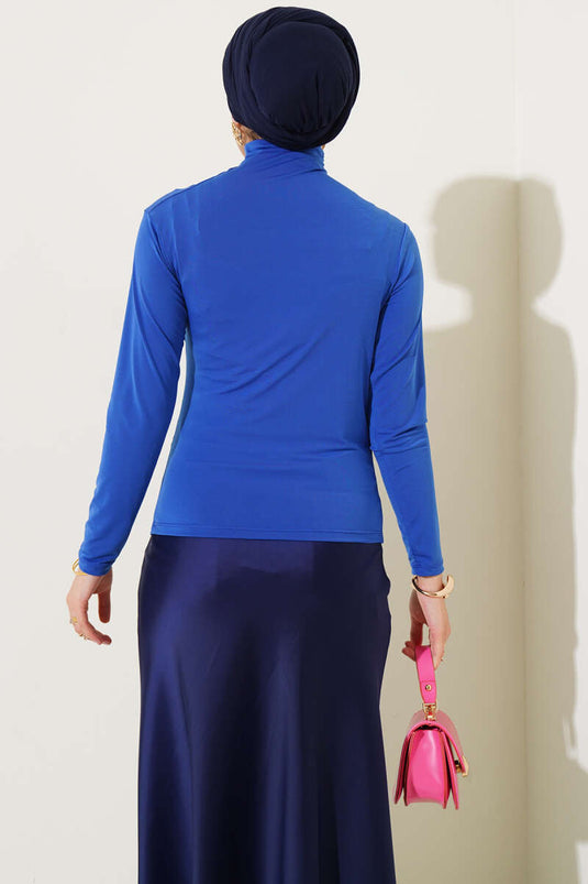 بلوزة مطوية بياقة مدورة باللون الأزرق الساكسوني