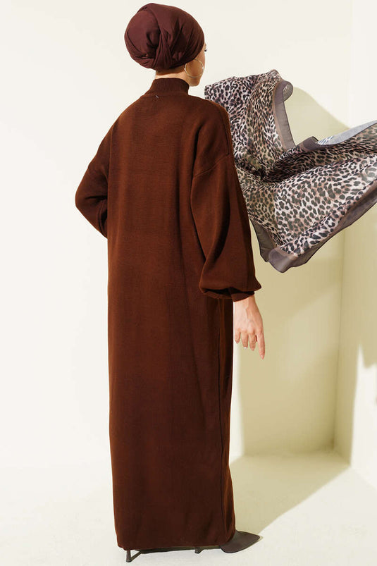 Robe marron à col roulé en maille unie