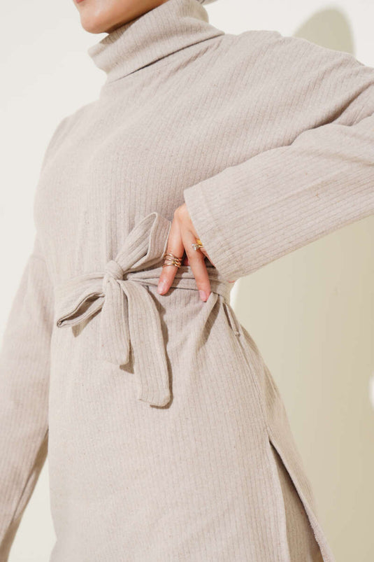 Zweiteiliger Anzug mit Rollkragen, Rippstrick und Gürtel, Beige