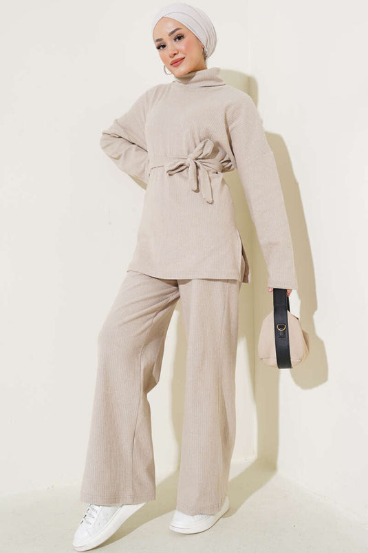 Zweiteiliger Anzug mit Rollkragen, Rippstrick und Gürtel, Beige