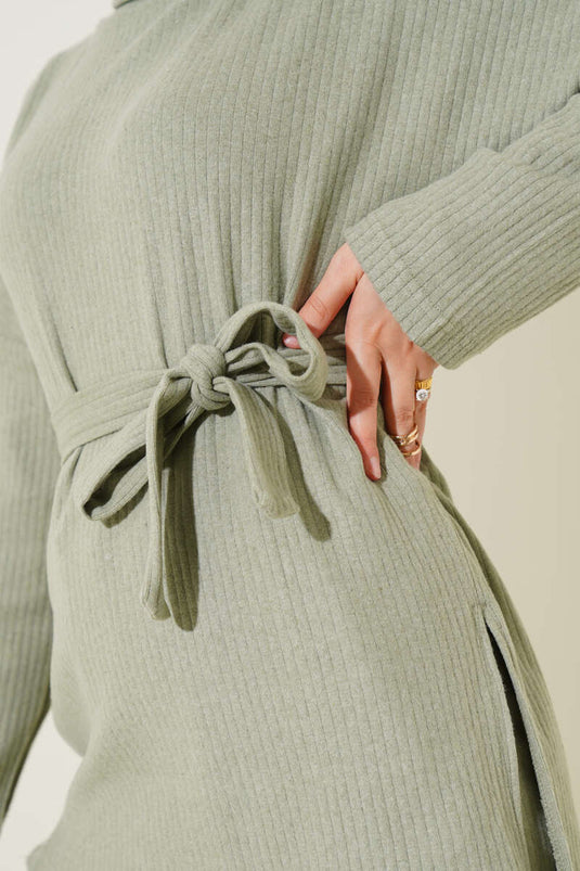 بدلة من قطعتين برقبة مدورة وحزام مضلع باللون الأخضر اللوزي