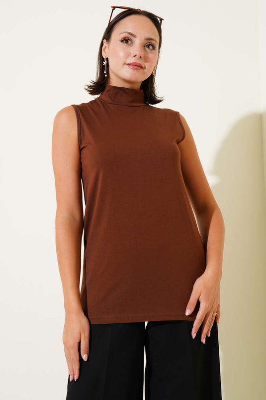 Ärmellose braune Bluse mit Rollkragen