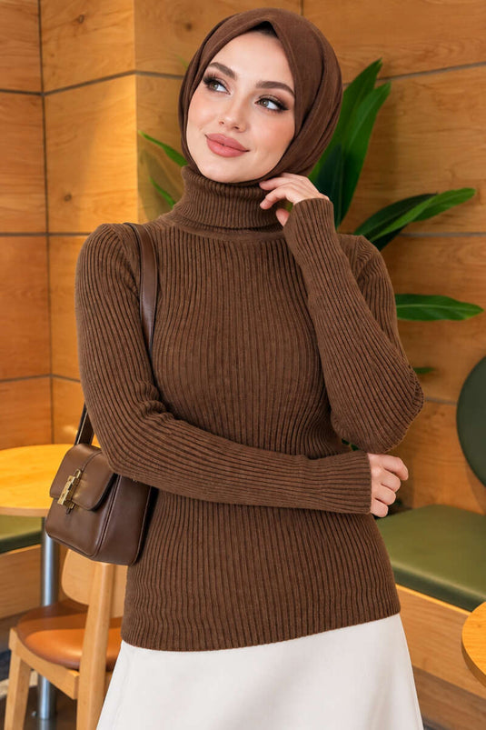 كنزة صوفية بياقة على شكل قارب بلون أخضر زيتوني مع أزرار على الأكمام