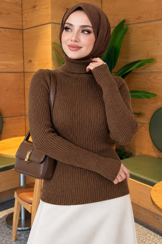 كنزة صوفية بياقة على شكل قارب بلون أخضر زيتوني مع أزرار على الأكمام