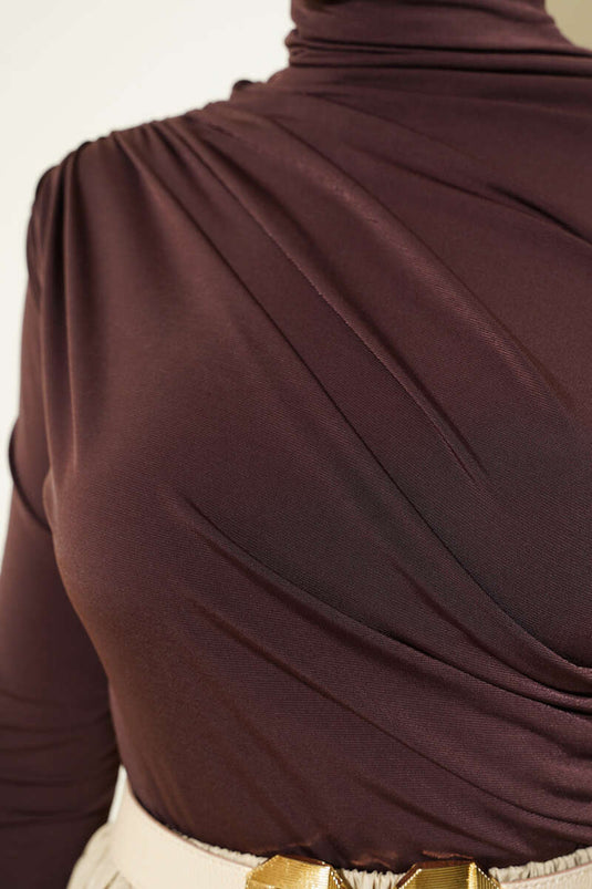 Blusa color sabbia con arricciatura laterale e collo alto marrone